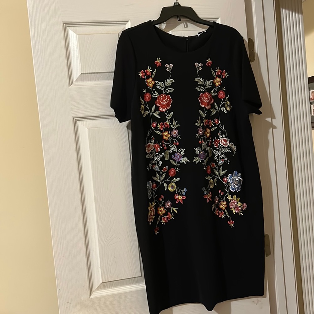 Black floral patterns short sleeve dress